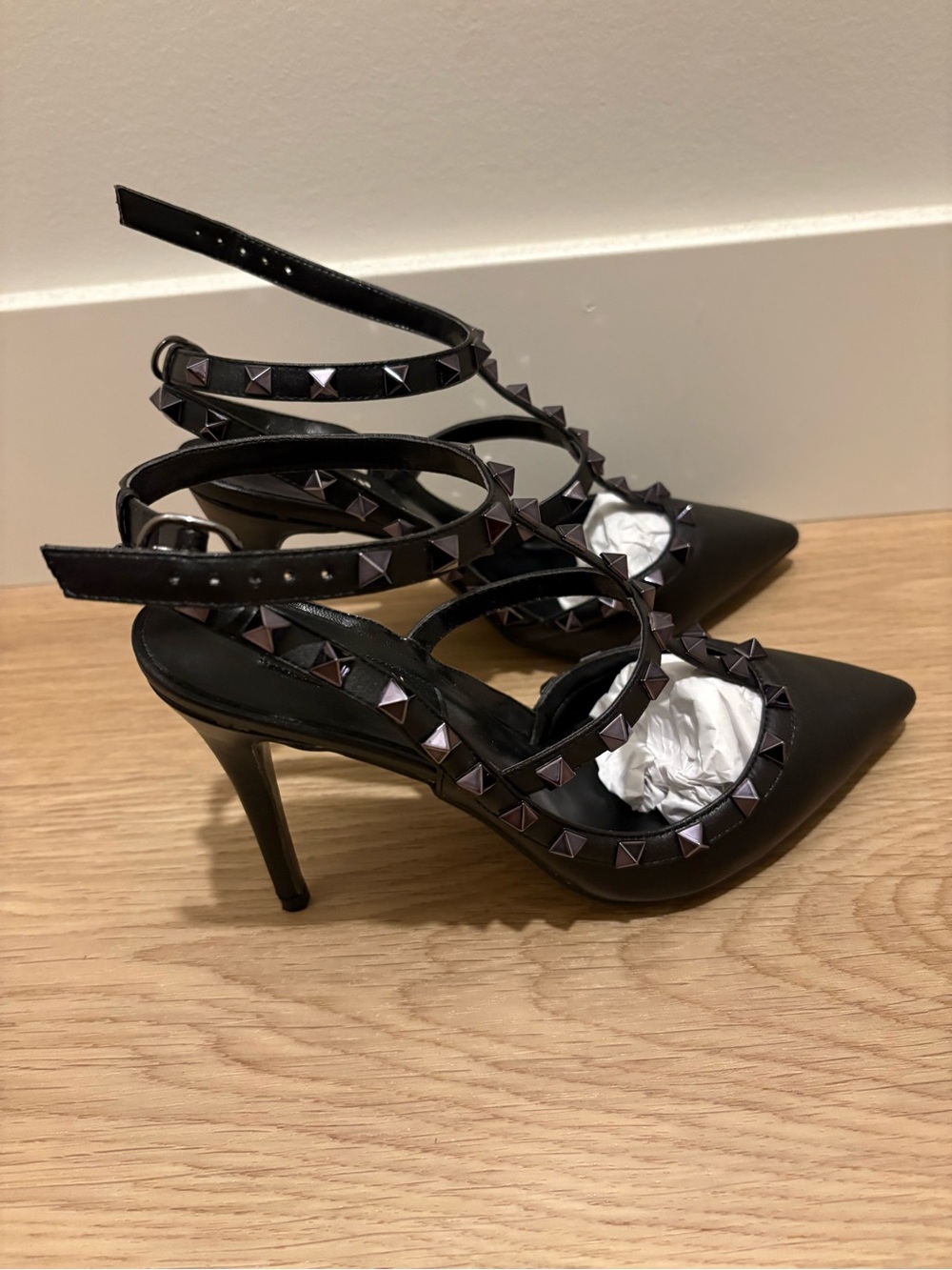 Kaitlyn Pan Rockstud Studded Black Pointed-Toe Strappy Slingback Pump size 7 - Picture 2 of 4